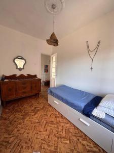 Un pat sau paturi într-o cameră la Lisbon Sea and City