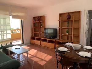 TV a/nebo společenská místnost v ubytování Apartamentos Isla Canela