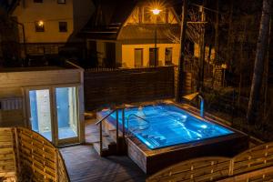 Bazén v ubytovaní Apartamenty Pod Giewontem Lux&Spa Zakopane alebo v jeho blízkosti