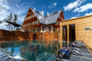 Bazén v ubytovaní Apartamenty Pod Giewontem Lux&Spa Zakopane alebo v jeho blízkosti