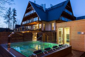 Bazén v ubytovaní Apartamenty Pod Giewontem Lux&Spa Zakopane alebo v jeho blízkosti
