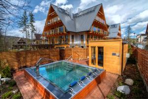 Bazén v ubytovaní Apartamenty Pod Giewontem Lux&Spa Zakopane alebo v jeho blízkosti