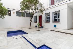 een binnenplaats met een zwembad in een wit gebouw bij Apartamento Azonaicas in Córdoba