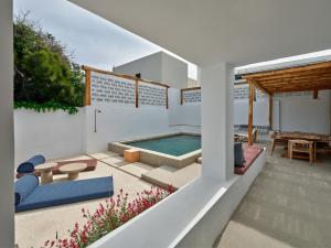 The swimming pool at or close to Siora of Paros - Ammiralis & Castelis