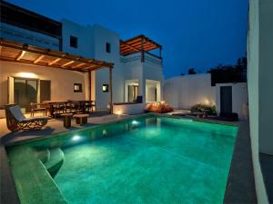 The swimming pool at or close to Siora of Paros - Ammiralis & Castelis