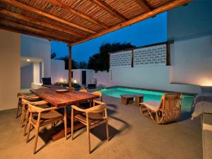 The swimming pool at or close to Siora of Paros - Ammiralis & Castelis