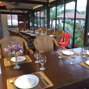 Area soggiorno di Pomelo Outpost Cambodia ដំណាក់ភ្នំក្រោម