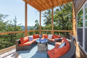 Balkón nebo terasa v ubytování The Hidden Owl Mountain Lodge cabin