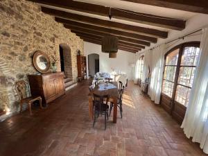 d'une salle à manger avec une table et un mur en pierre. dans l'établissement Casa Baraldës, à Vilajuiga