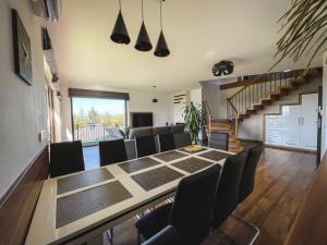 a dining room with a table and chairs at Apartamenty Blisko Słońca in Nowy Targ