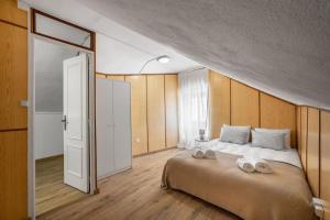 a bedroom with a bed with two towels on it at Apartamento Típico - Vila Mafra in Nazaré