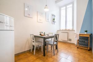 - une salle à manger avec une table et des chaises dans l'établissement Travel & Station Apartament, à Livourne