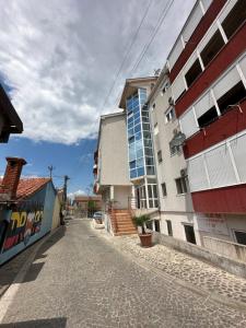 een lege straat in een stad met gebouwen bij Bella Apartman in Podgorica