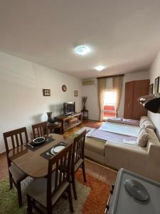 En TV eller et underholdningssystem på Bella Apartman