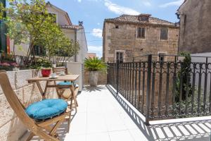 a patio with a table and chairs on a balcony at Apartment Coastal Villa Makarska in Makarska