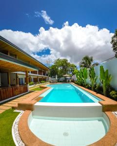 邦勞的住宿－Yellow Mango Resort Bohol，一座房子后院的游泳池
