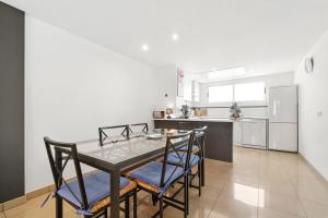 a kitchen and dining room with a table and chairs at Casa El Bosque, Playa Flamenca, Orihuela Costa in Playa Flamenca