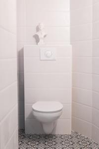 La salle de bains est pourvue de toilettes blanches. dans l'établissement Appartement cosy proche de la citadelle, à Bastia
