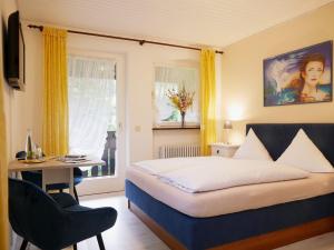 um quarto com uma cama, uma secretária e uma janela em Seebach-Hotel em Seebach