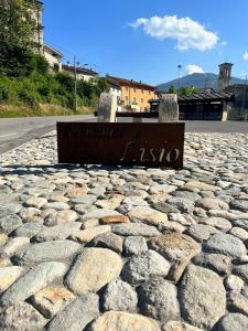 a stone bench sitting on top of a road at Alloggio Silvia in Lisio