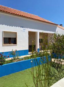 een huis met blauw en wit bij Serra Mar in Cruz de João Mendes