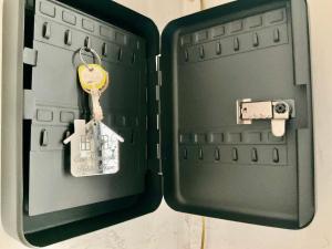 due borse nere aperte con le chiavi su un tavolo di Casa Scugnizzella a Napoli