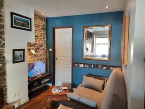 Μια τηλεόραση ή/και κέντρο ψυχαγωγίας στο Studio Le Ras d'Eau à Granville