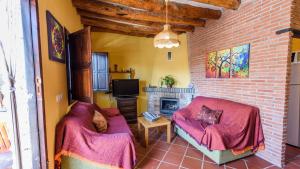 - un salon avec un canapé et une cheminée dans l'établissement El Secano de Paco Órgiva by Ruralidays, à Órgiva