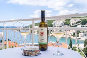 Una botella de vino y dos copas en una mesa. en Apartment Marieta, en Dubrovnik