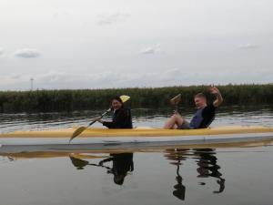 een man en een vrouw in een kajak op het water bij Husarska Swinemünde in Świnoujście