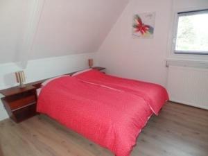 Postel nebo postele na pokoji v ubytování Ferienhaus in Anjum mit Terrasse, Grill und Garten