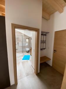 プフンツにあるapart lobenweinのバスルーム(シャワー、トイレ付)が備わります。