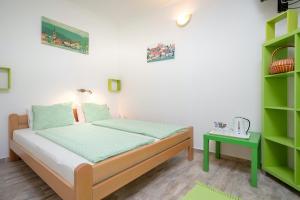 耶爾薩的住宿－Villa Rosa，一间小卧室,配有床和绿色架子