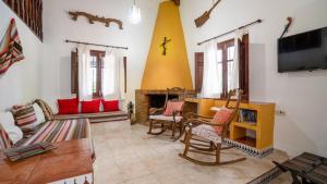 sala de estar con sofá y chimenea en Los Lirios Jimera de Libar by Ruralidays, en Jimera de Líbar