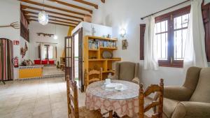 - un salon avec une table et des chaises dans l'établissement Los Lirios Jimera de Libar by Ruralidays, à Jimera de Líbar