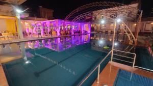 Swimming pool sa o malapit sa Ratna Hotel & Banquet