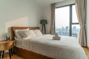 Un dormitorio con una cama con un osito de peluche. en Losso City View, en Ho Chi Minh