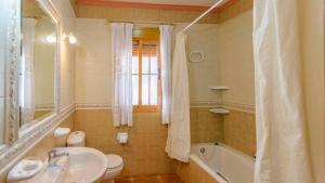 Kúpeľňa v ubytovaní Casa Fuente Velez Sayalonga by Ruralidays