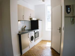 a kitchen with a washing machine and a washer at Superbe T2 avec vue sur cour - Rouen centre in Rouen