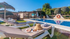 uma piscina com mesa e cadeiras ao lado de uma piscina em Casa Rural la Higuera de Rios Antequera - La Higuera by Ruralidays em Antequera