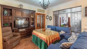 - un salon avec un canapé bleu et une table dans l'établissement Villa el Señorío Alameda by Ruralidays, à Antequera