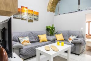 - un salon avec un canapé et une table dans l'établissement Apartamento Barrocal by Cadiz Time, à Cadix
