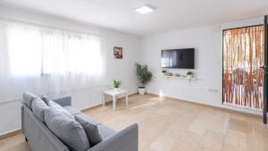 Televízia a/alebo spoločenská miestnosť v ubytovaní Laufrana Álora by Ruralidays