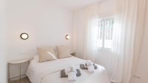 Postel nebo postele na pokoji v ubytování Villa Tres Flores Cómpeta by Ruralidays + 32 fotografií