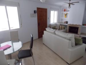 sala de estar con sofá blanco y mesa en Fortuna Villa 510, en Mazarrón