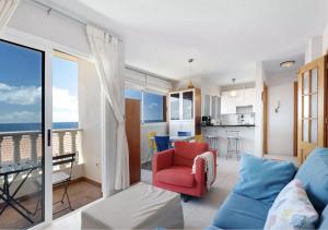 un soggiorno con vista sull'oceano di Caletillas Beach Apartment a Santa Cruz de Tenerife