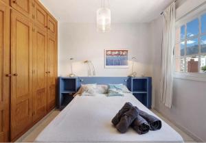 una camera da letto con un letto e asciugamani di Caletillas Beach Apartment a Santa Cruz de Tenerife