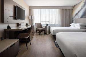een hotelkamer met 2 bedden en een bureau bij Torrance Marriott Redondo Beach in Torrance