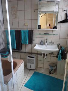La salle de bains est pourvue d'un lavabo, de toilettes et d'une baignoire. dans l'établissement Ferienwohnung Nayla im Frankenwald, à Naila
