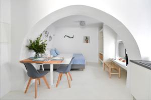 a kitchen and dining room with a table and chairs at Rina Houses in Kampos Paros